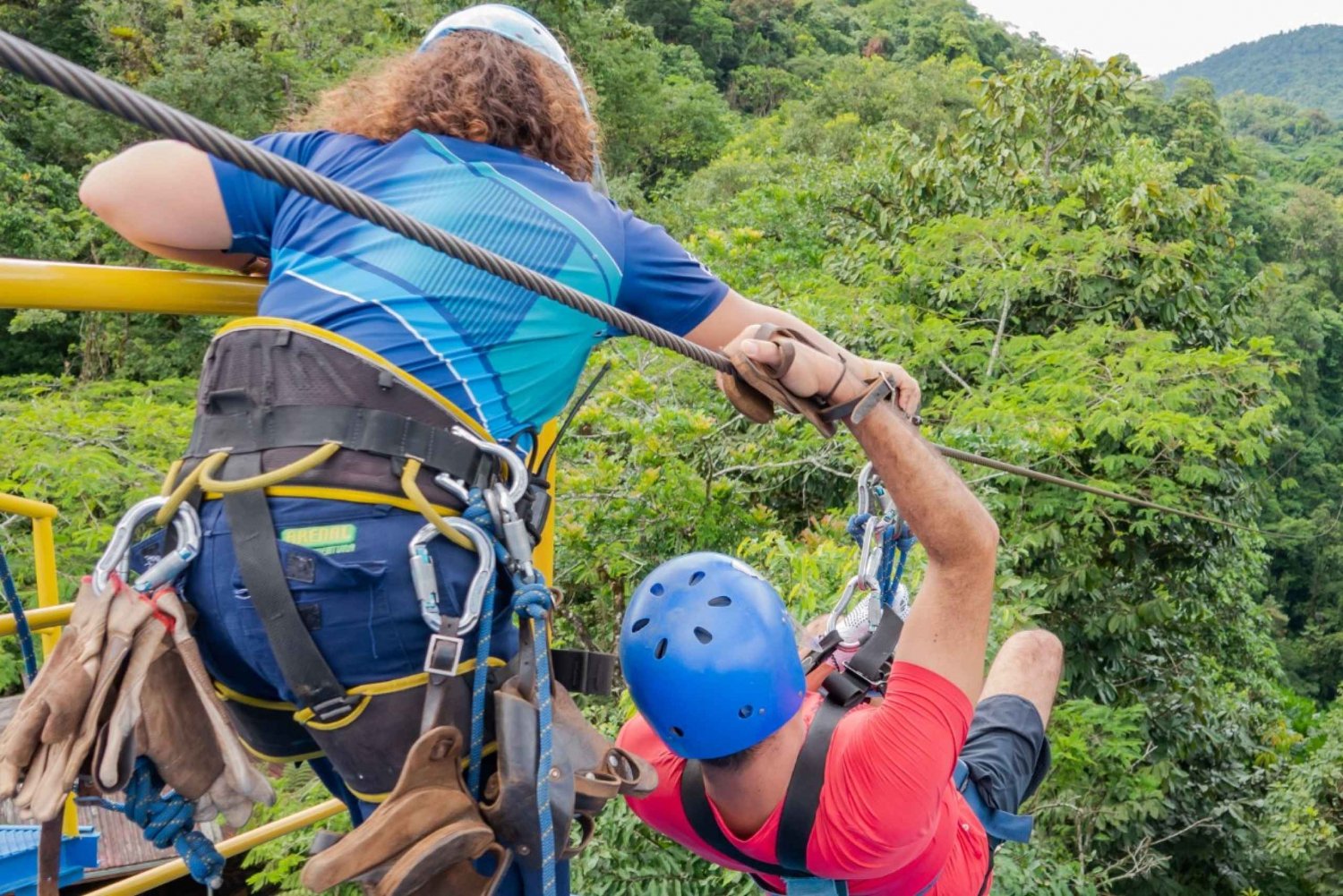La Fortuna: 12 Canopy Zip Lines and Forest Walk Guided Trip
