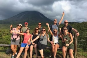 La Fortuna: Arenal tulivuori ja vesiputous Tour lounaalla.