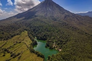 La Fortuna: Skymningsvandring på vulkanen Arenal med varma källor