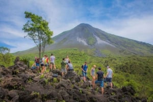 La Fortuna: Skumringsvandring på vulkanen Arenal med varme kilder