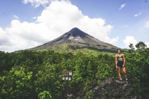 La Fortuna: Arenal Volcano Twilight Hike med varme kilder
