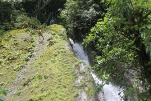 La Fortuna: Canyoning och River Rafting Tour med lunch