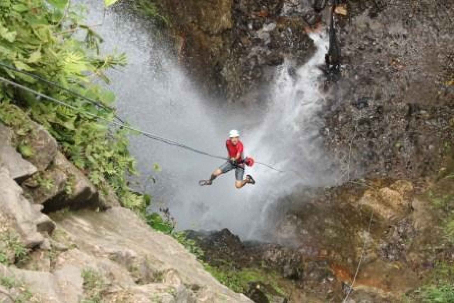 La Fortuna: esperienza di canyoning e cascata in corda doppia