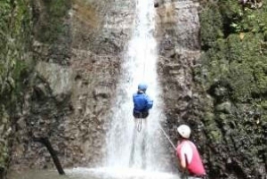 La Fortuna: experiência de canoagem e rapel em cachoeira