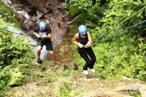 La Fortuna: experiência de canoagem e rapel em cachoeira