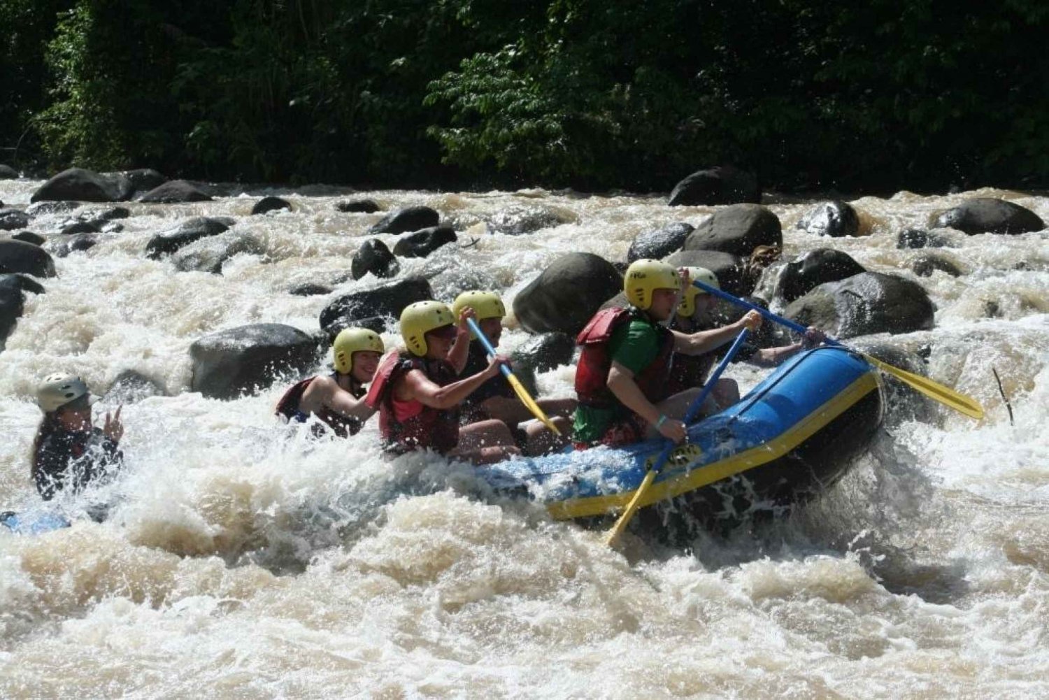 Rafting classe IV no rio Sarapiquí de dia inteiro em La Fortuna