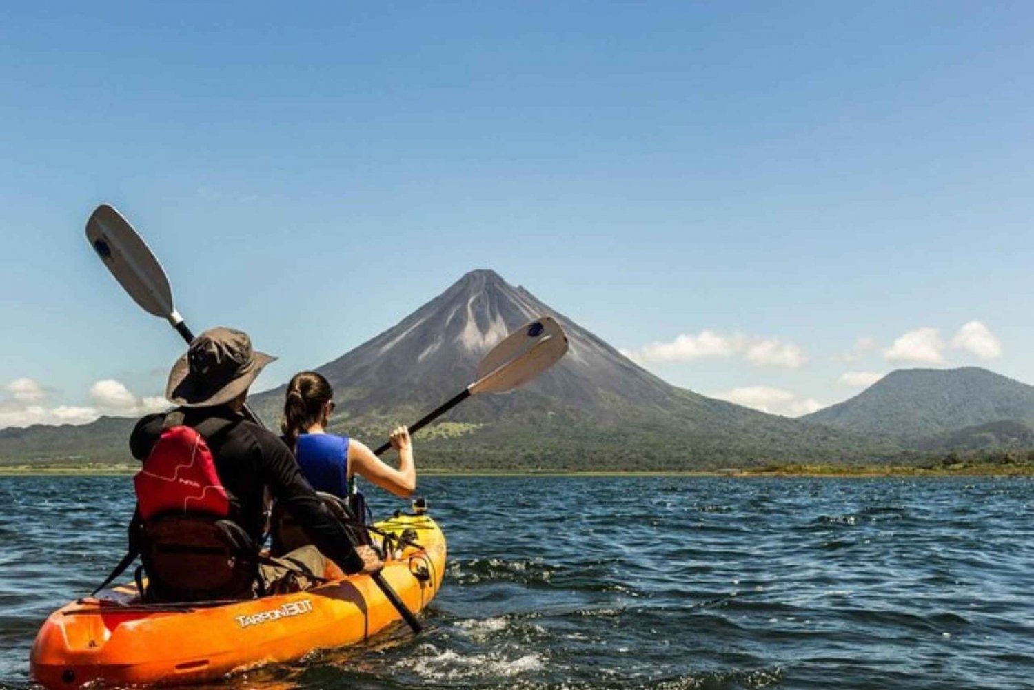 La Fortuna: Excursión guiada en kayak por el lago Arenal con fruta