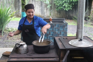 La Fortuna: Visita a una fattoria biologica e lezione di cucina 'dalla fattoria alla tavola'.