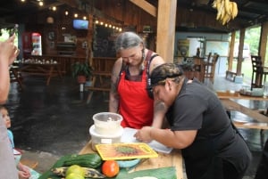 La Fortuna: Visita a una fattoria biologica e lezione di cucina 'dalla fattoria alla tavola'.