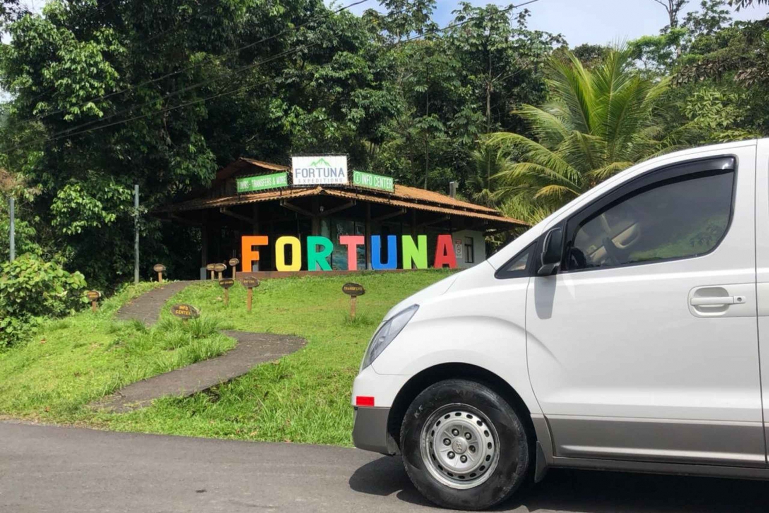 La Fortuna: Private One-Way Transfer to Manuel Antonio