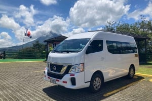 La Fortuna: Privétransfer naar Manuel Antonio & Krokodillen