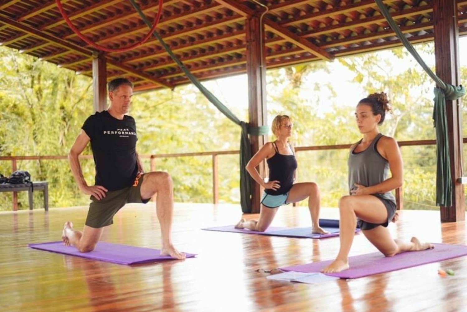 La Fortuna: clase privada de yoga en una plataforma junto al río en la selva tropical