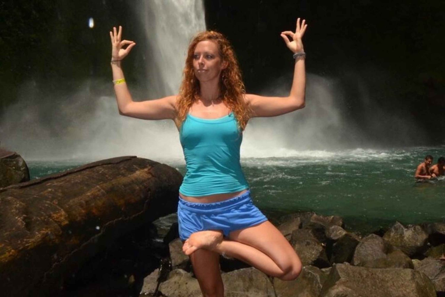 La Fortuna: lezione privata di yoga su una piattaforma sul fiume nella foresta pluviale
