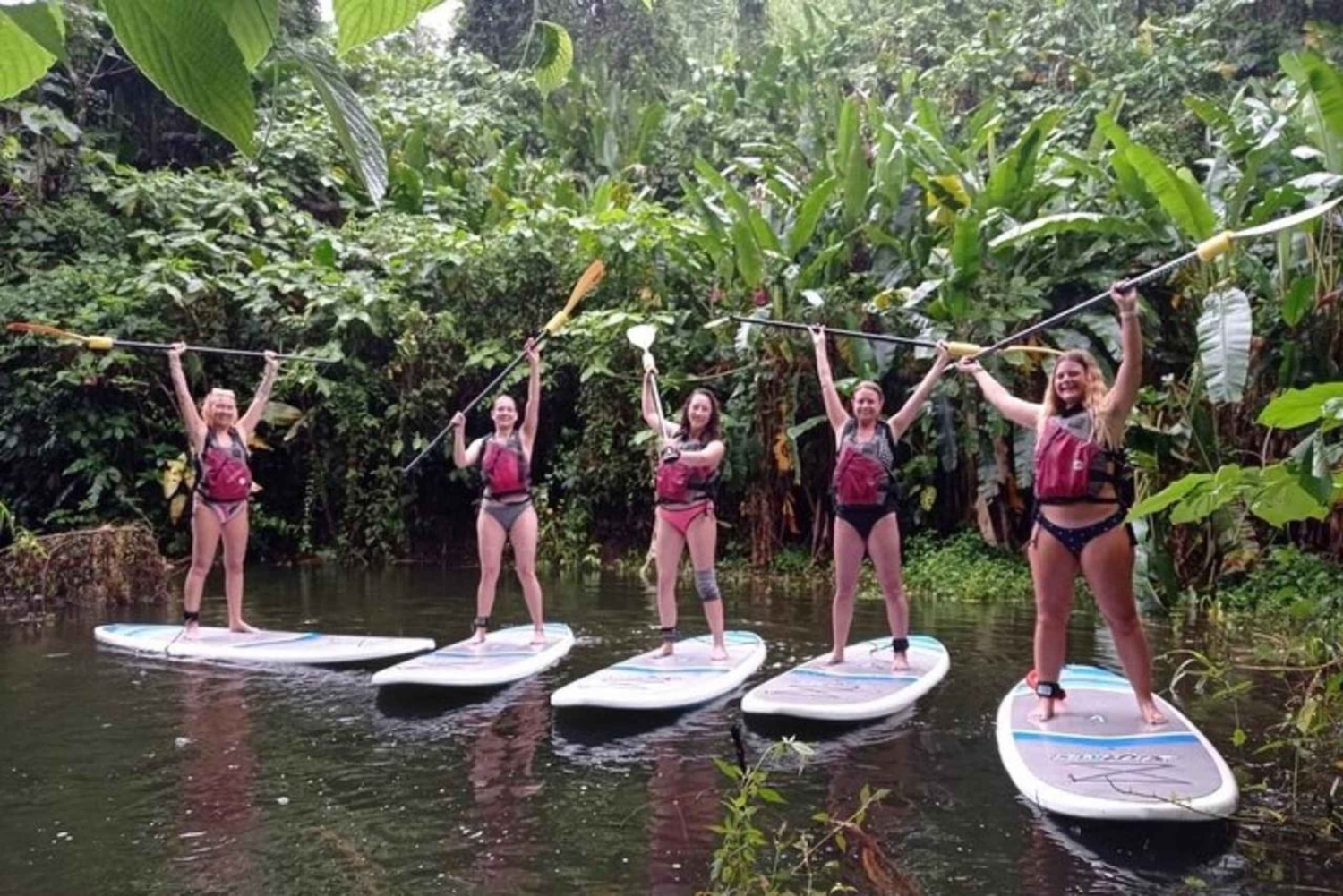 La Fortuna: lezione privata di yoga su una piattaforma sul fiume nella foresta pluviale