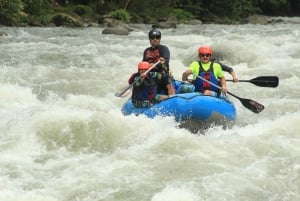 La Fortuna: Excursión en balsa por el río con almuerzo costarricense