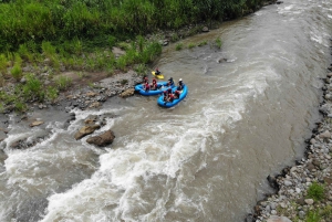 La Fortuna: Excursión en balsa por el río con almuerzo costarricense
