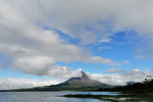 La Fortuna: Arenal-järven kautta Monteverdeen.