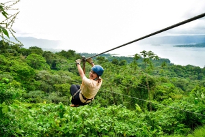 ラ・フォルトゥナ：スカイアドベンチャー・アレナル・ジップライン体験をお楽しみください