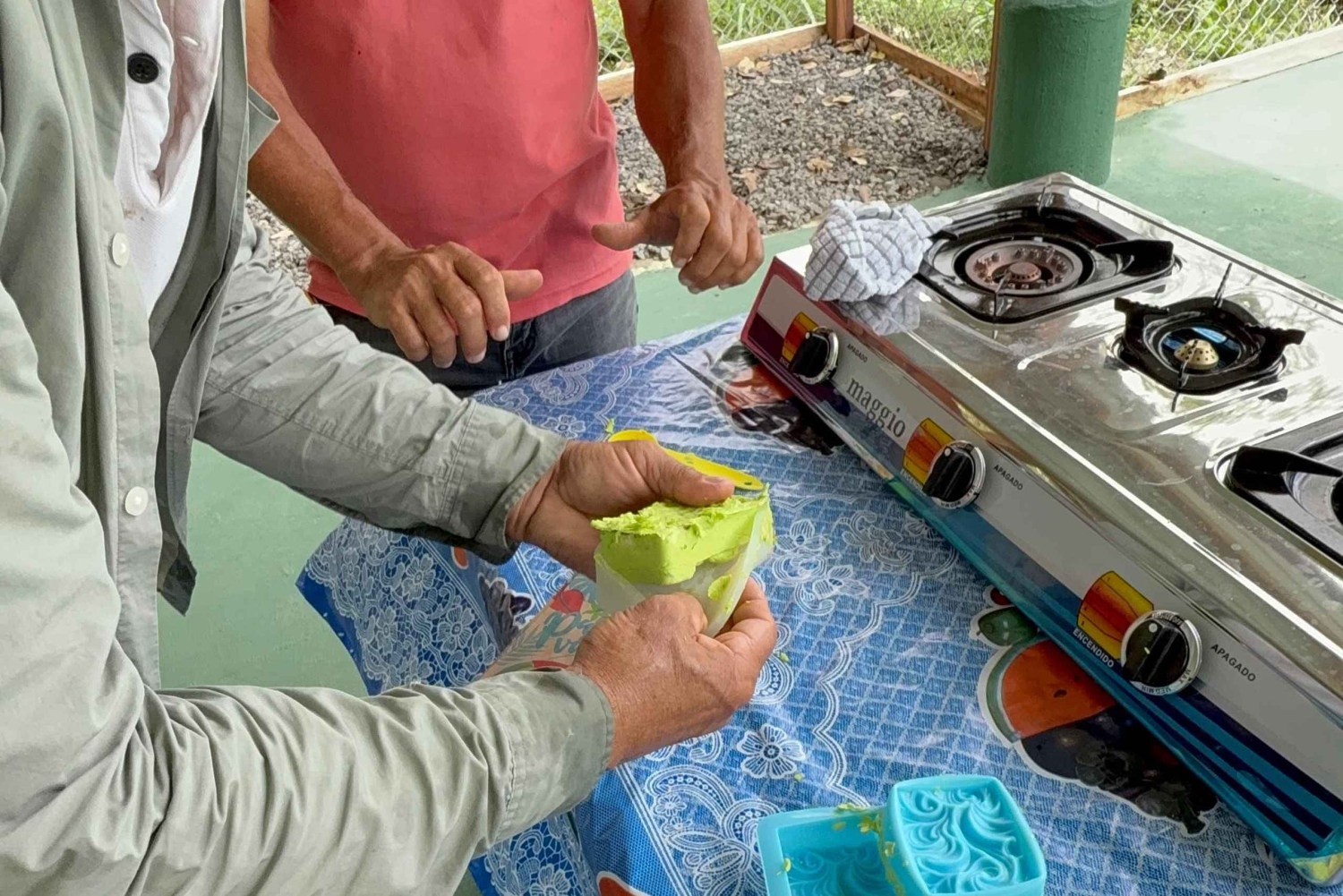 La Fortuna: Fazer sabão e caminhada pela vida selvagem
