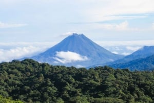 La Fortuna: tour de cascadas, volcán Arenal y aguas termales