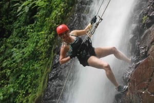 La Fortuna: descenso de cañones en cascada, caminata y visita a la granja con almuerzo