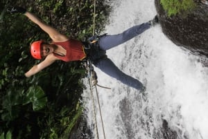 La Fortuna: descenso de cañones en cascada, caminata y visita a la granja con almuerzo
