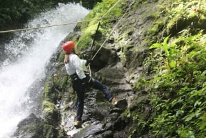 La Fortuna: descenso de cañones en cascada, caminata y visita a la granja con almuerzo