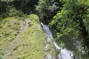 La Fortuna: descenso de cañones en cascada, caminata y visita a la granja con almuerzo
