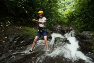 La Fortuna: descenso de cañones en cascada, caminata y visita a la granja con almuerzo