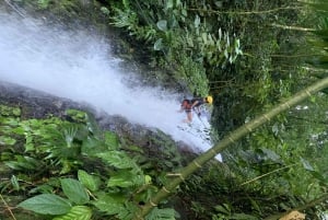 La Fortuna: descenso de cañones en cascada, caminata y visita a la granja con almuerzo
