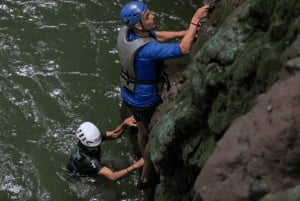 La Fortuna: Rappelling van watervallen en rivierplezier met lunch