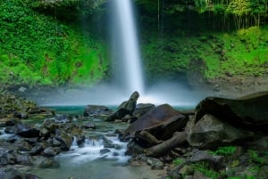 Kombinasjon av La Fortuna-fossen, vulkanen og hengebroene