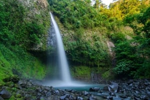 Kombinasjon av La Fortuna-fossen, vulkanen og hengebroene