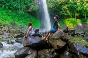 Kombinasjon av La Fortuna-fossen, vulkanen og hengebroene