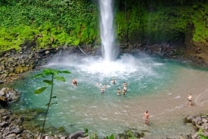 Kombinasjon av La Fortuna-fossen, vulkanen og hengebroene