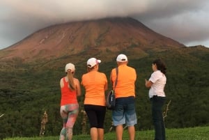 Kombinasjon av La Fortuna-fossen, vulkanen og hengebroene