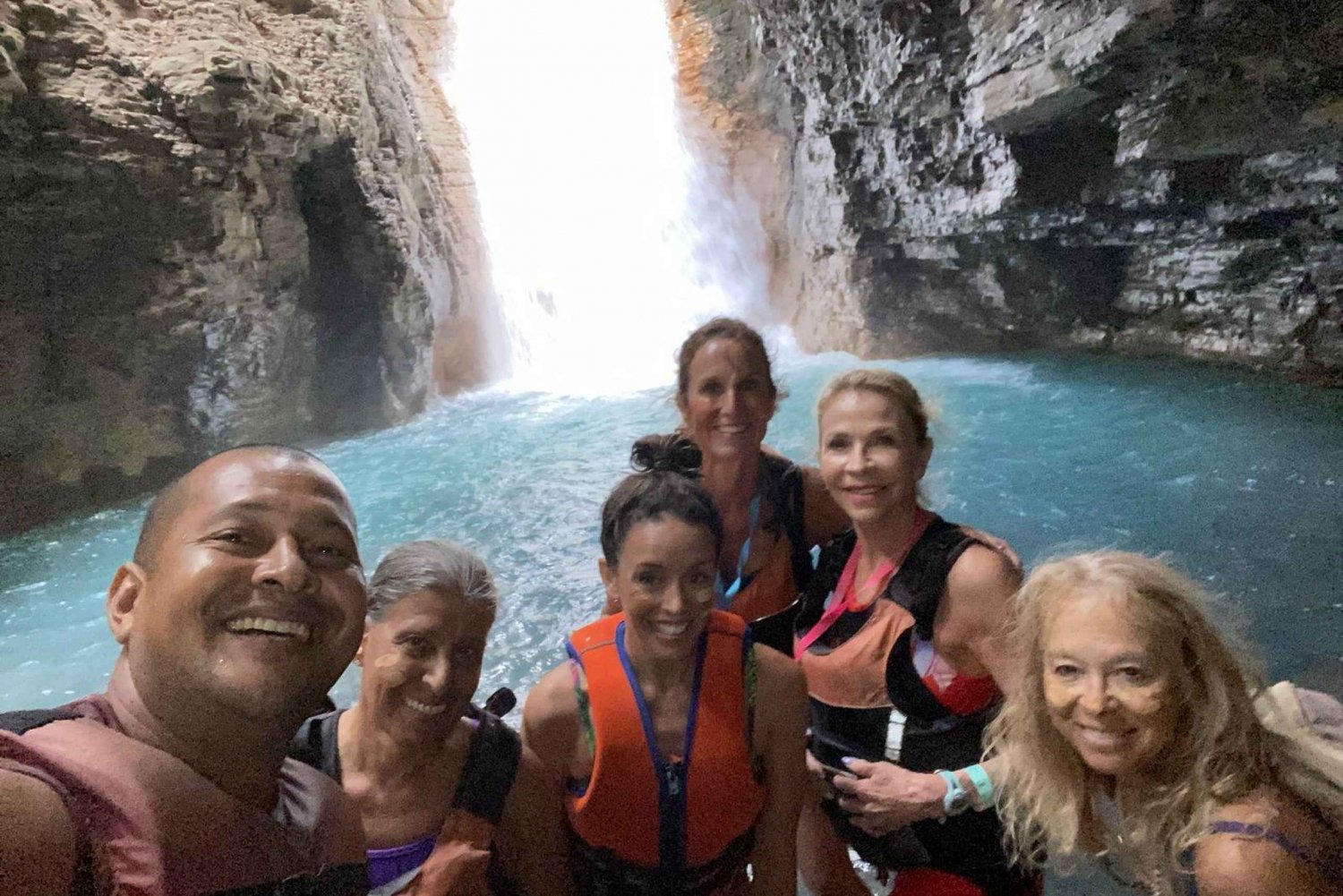 Cachoeira La Leona e fontes termais com almoço