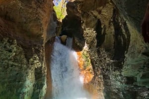 Cachoeira La Leona e fontes termais com almoço