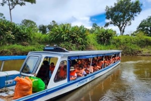La Pavona: Felles båt til landsbyen Tortuguero