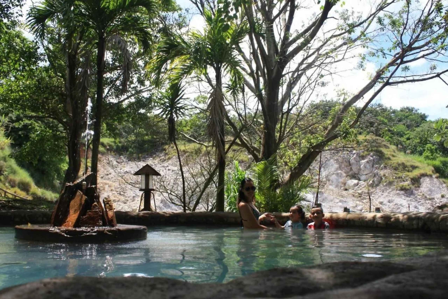 Vulcão Miravailles: Persegue as cascatas e a atividade vulcânica