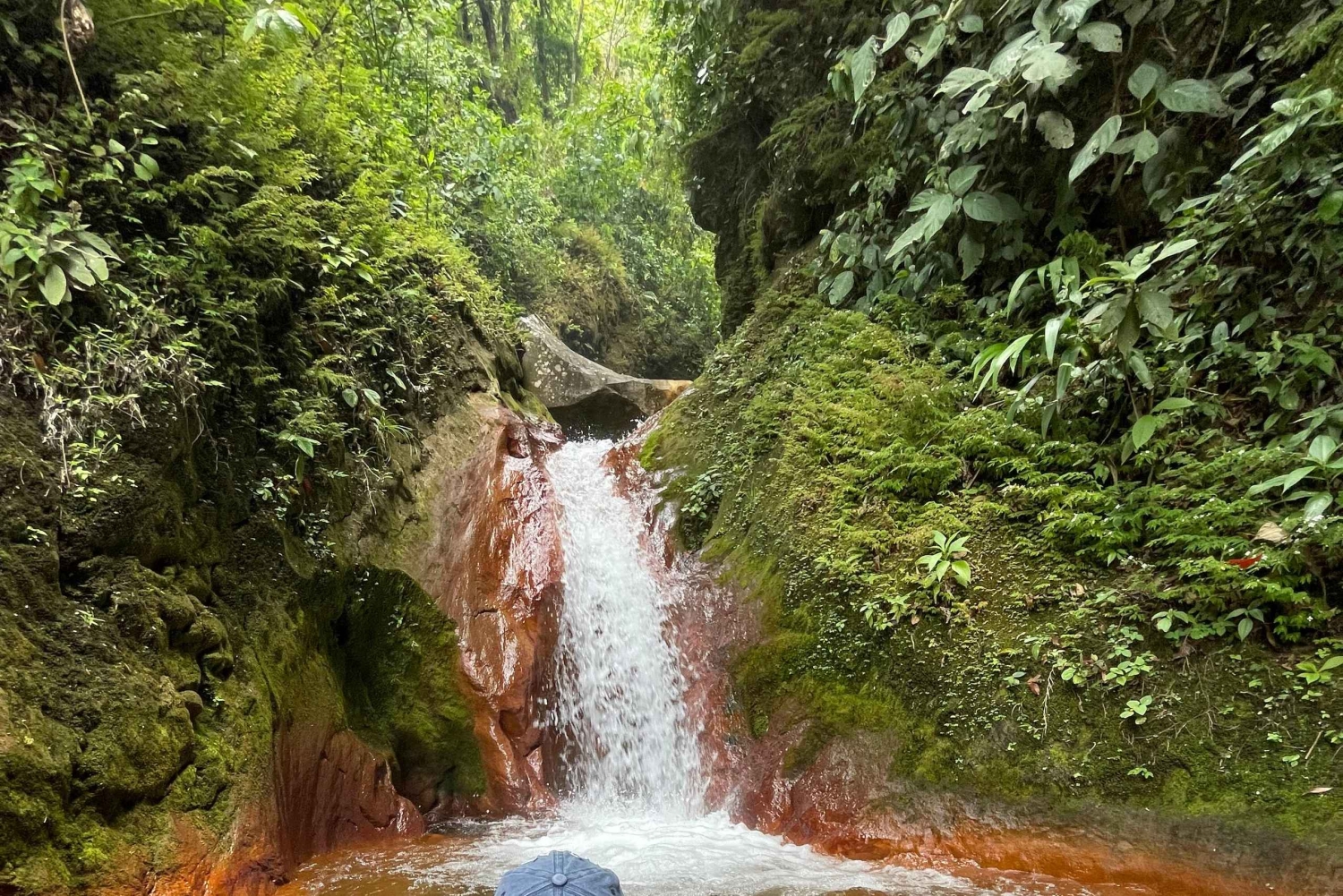 Vulcão Miravailles: Persegue as cascatas e a atividade vulcânica