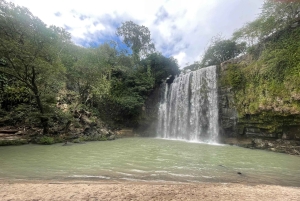 Vulcão Miravailles: Persegue as cascatas e a atividade vulcânica