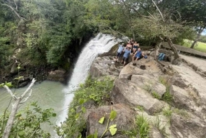 Vulcão Miravailles: Persegue as cascatas e a atividade vulcânica