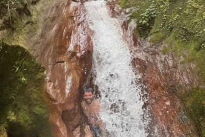 Vulcão Miravailles: Persegue as cascatas e a atividade vulcânica