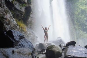 Nauyaca-waterval: wandelen, tractorrit en zwemmen met lunch