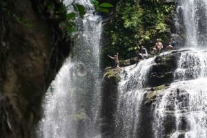 Nauyaca-waterval: wandelen, tractorrit en zwemmen met lunch