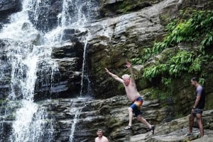 Nauyaca-waterval: wandelen, tractorrit en zwemmen met lunch