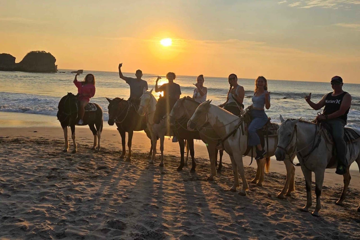 Nosara: passeio a cavalo ao pôr do sol dourado