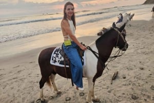 Nosara: passeio a cavalo ao pôr do sol dourado