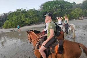 Nosara: passeio a cavalo ao pôr do sol dourado
